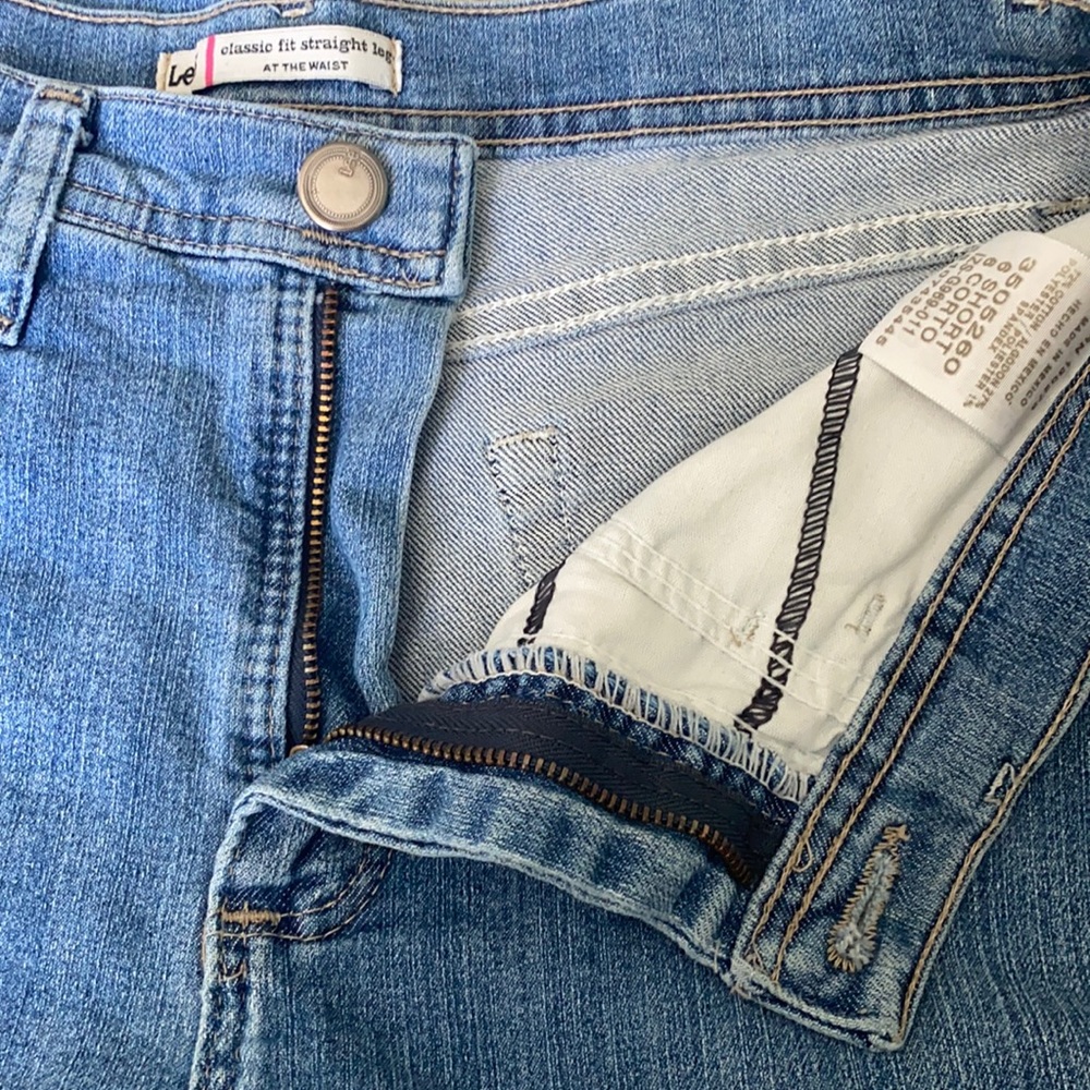 Lee classic fit straight leg at the waist jeans. Size 6P - Picture 5 of 8